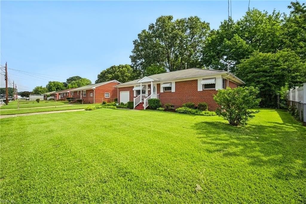 220 Manchester Dr - Photo 2 of 23