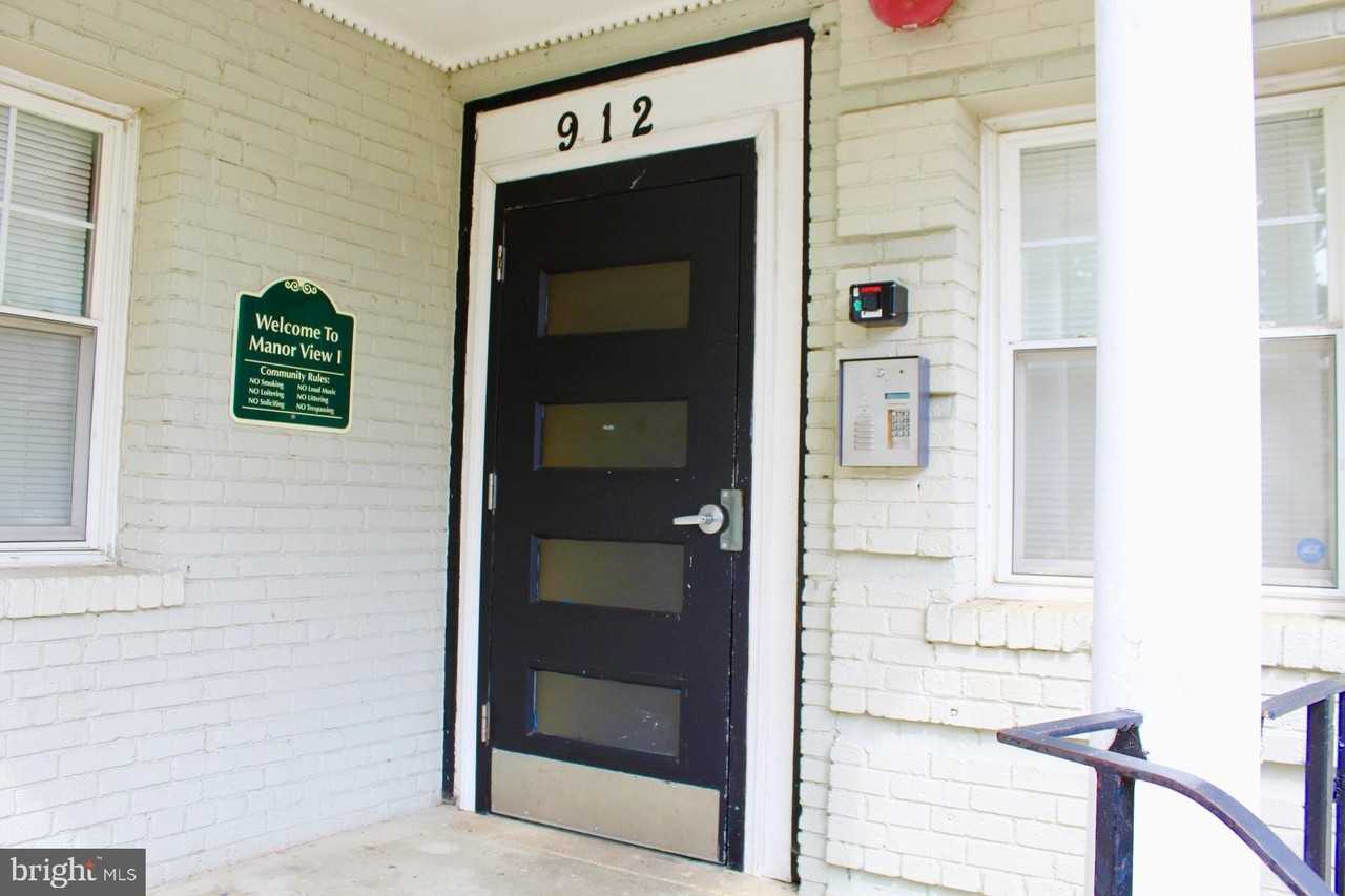 912 Barnaby St Se #302 - Photo 3 of 32