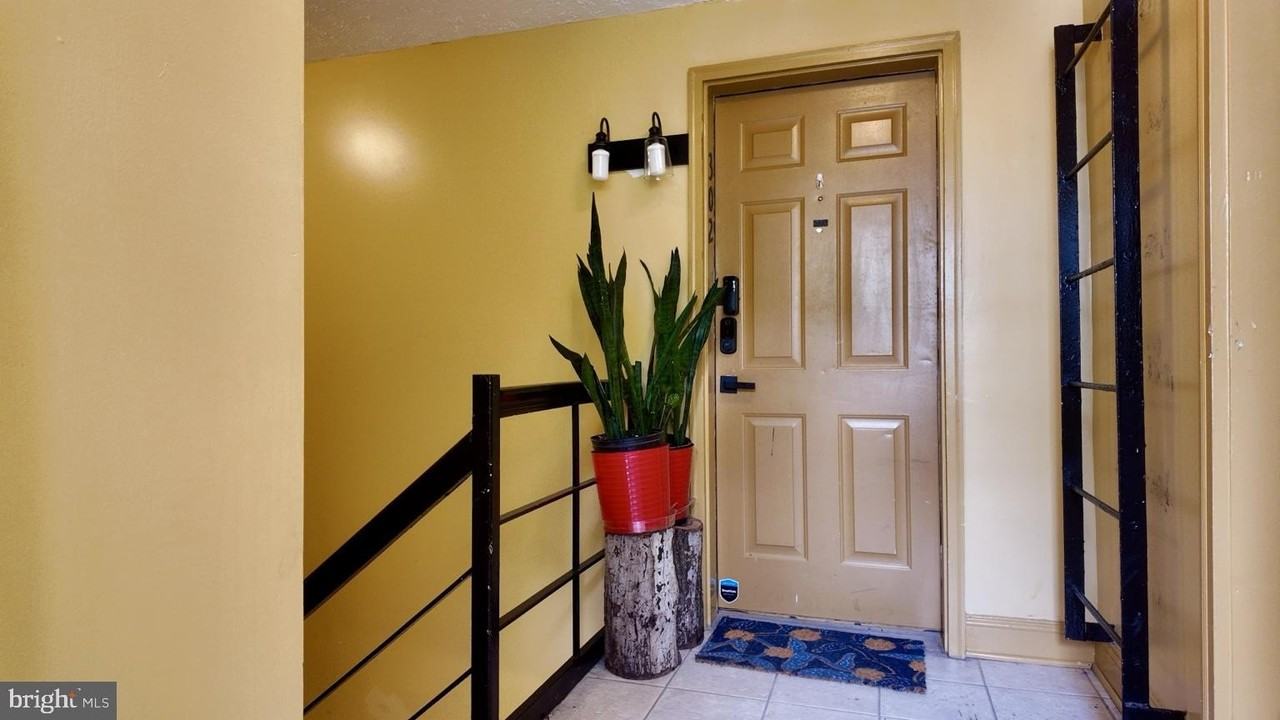 912 Barnaby St Se #302 - Photo 4 of 32