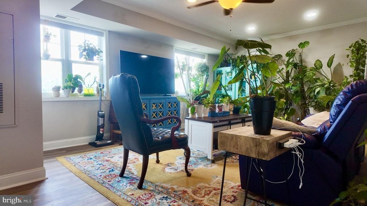 912 Barnaby St Se #302 - Photo 6 of 32