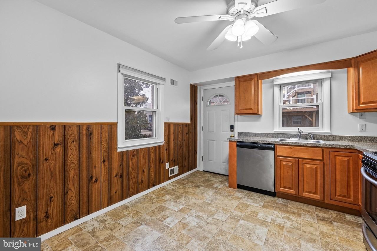 1437 Towson St - Photo 7 of 24