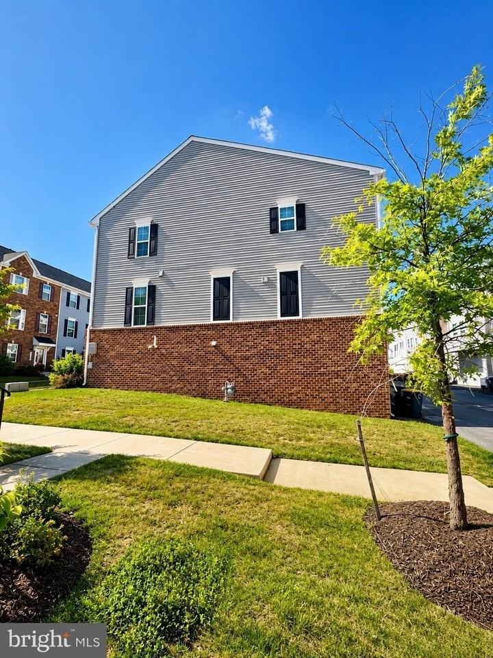 11214 Meridian Hill Way - Photo 2 of 8