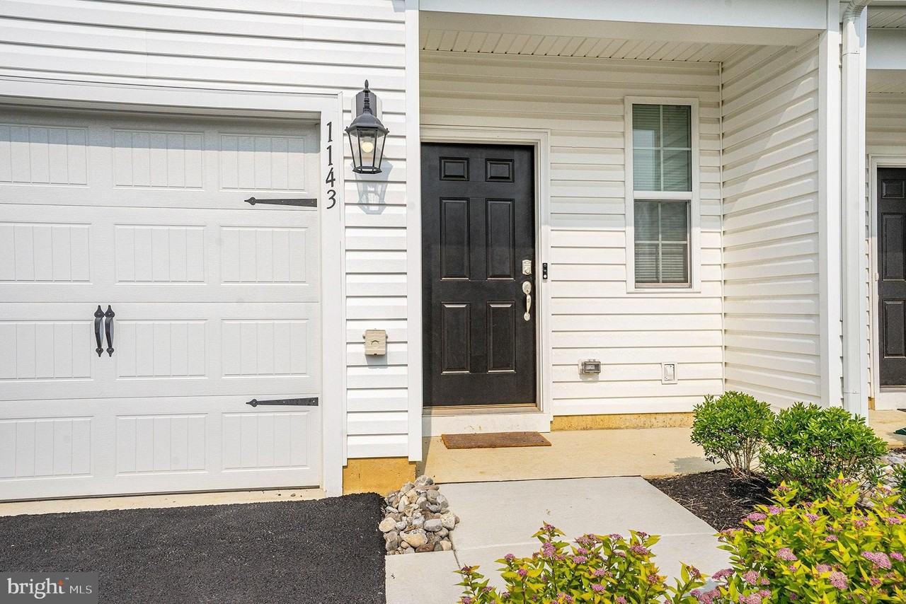 1143 Martin Rd - Photo 2 of 35