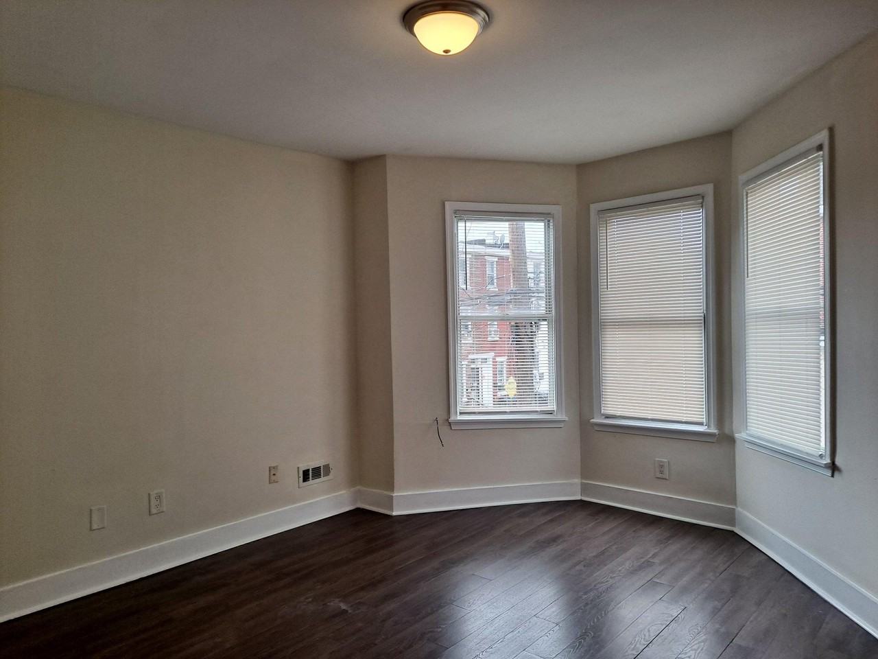 1100 Green St - Photo 5 of 31
