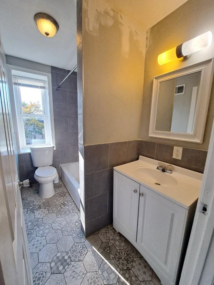 1100 Green St - Photo 6 of 31