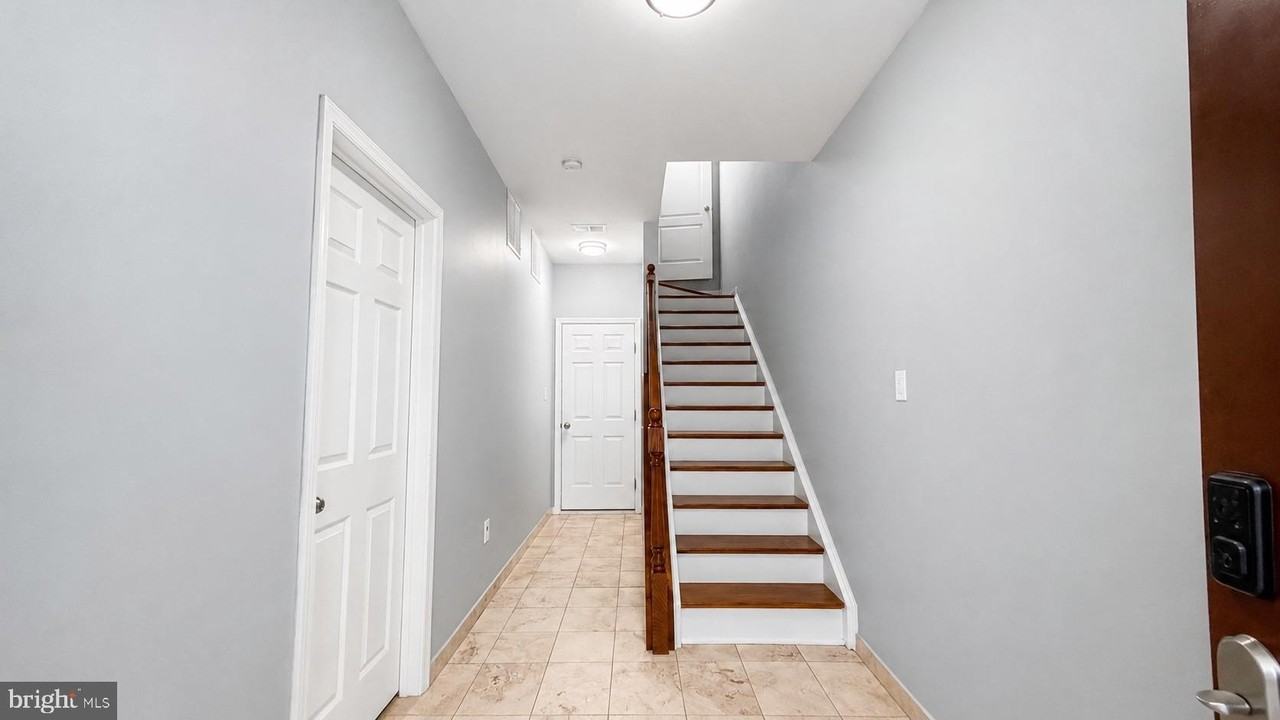 20227 Seneca Sq - Photo 3 of 28