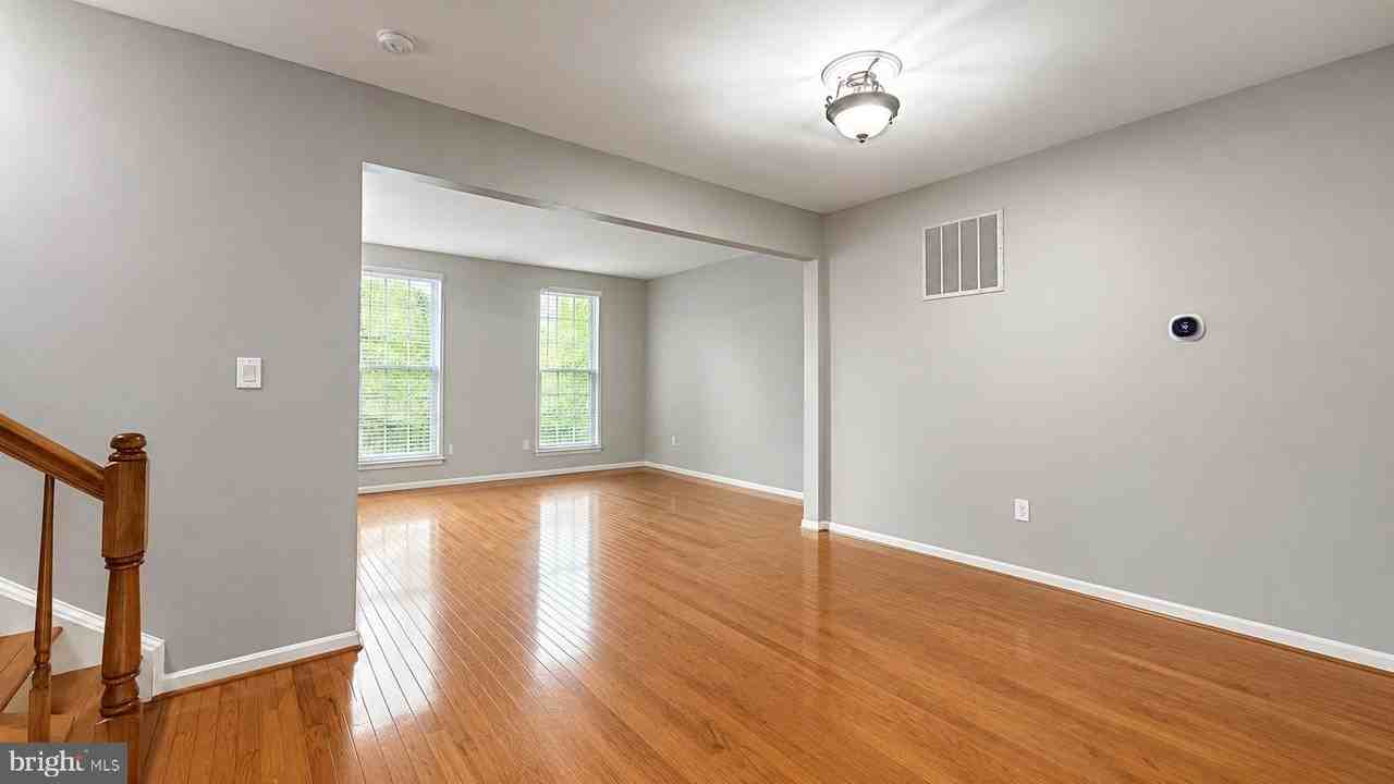 20227 Seneca Sq - Photo 4 of 28