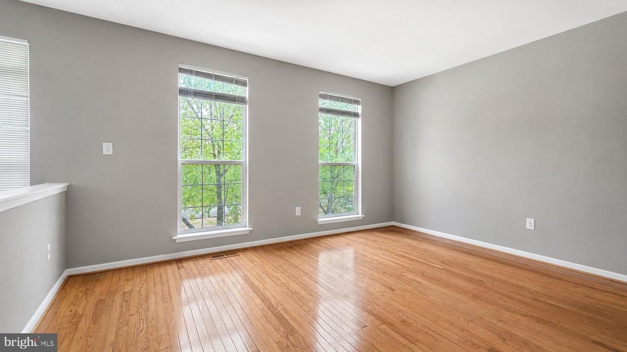 20227 Seneca Sq - Photo 5 of 28
