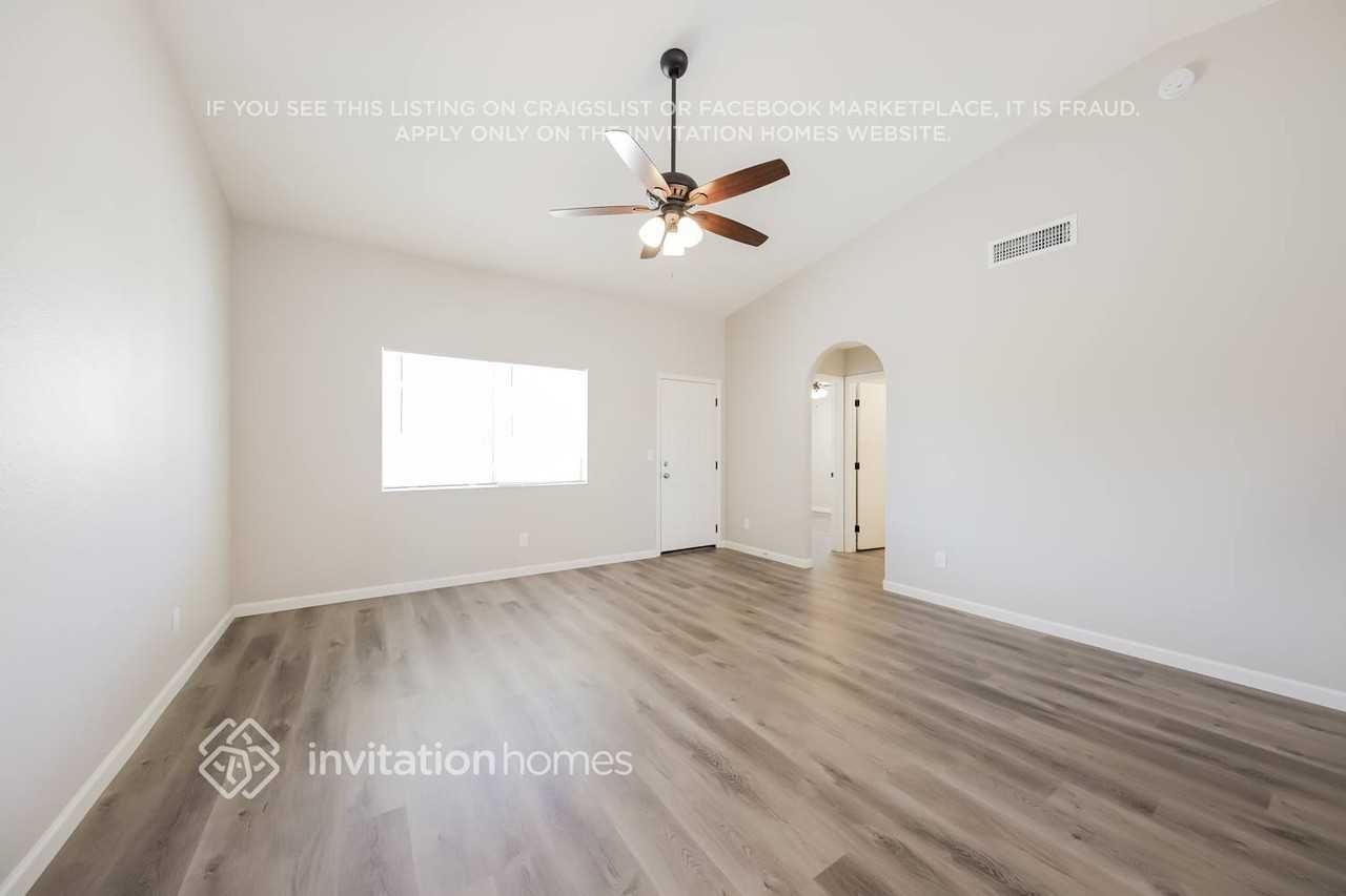 10212 N 88th Dr - Photo 3 of 16