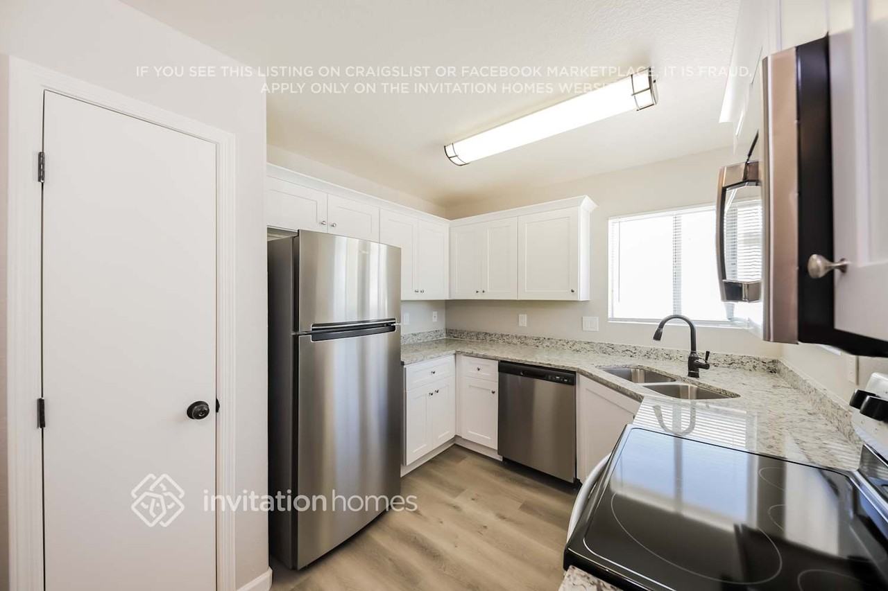 10212 N 88th Dr - Photo 6 of 16