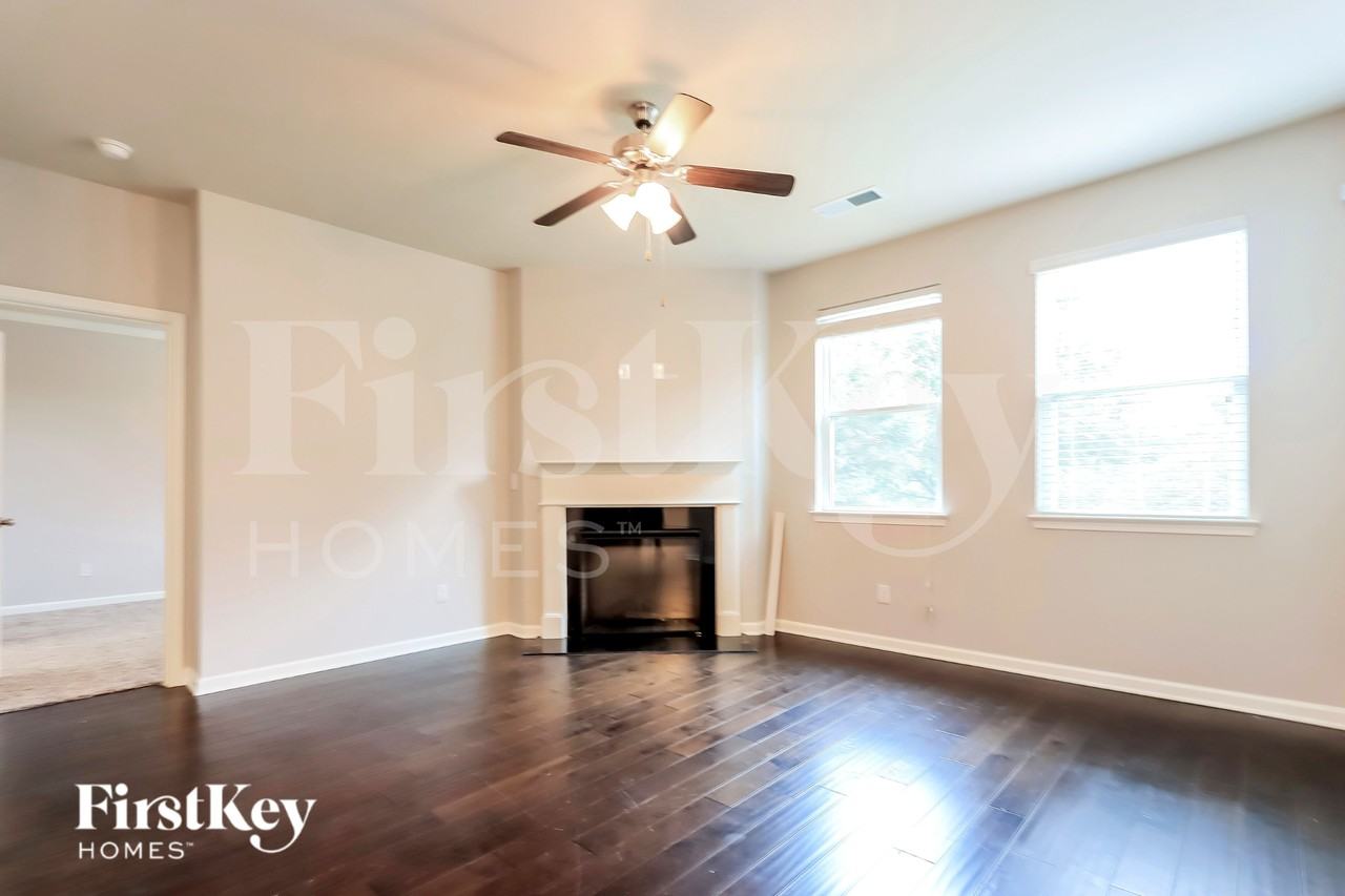569 Carleton Pl - Photo 2 of 15