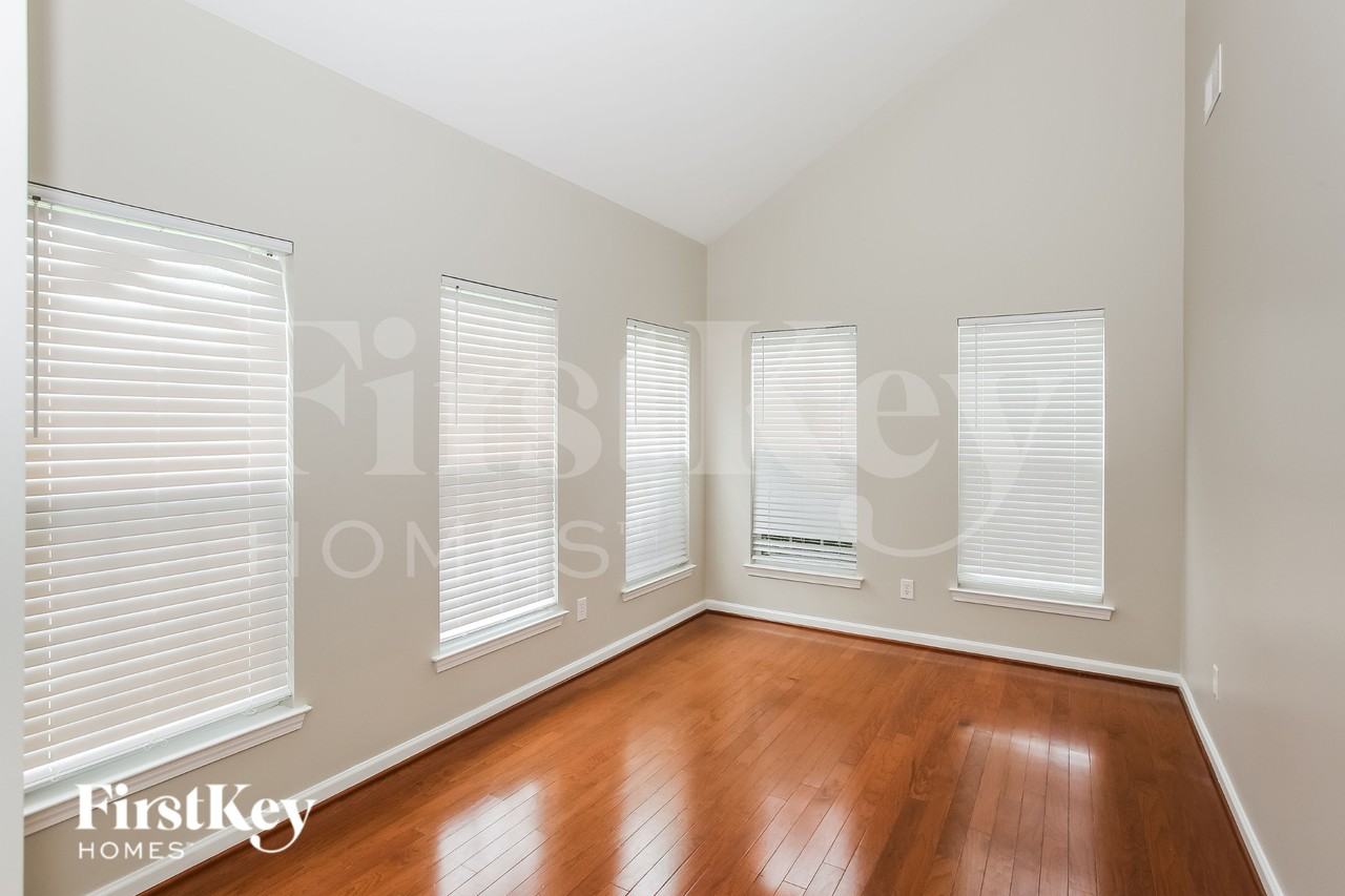 1041 Canopy Dr - Photo 5 of 16