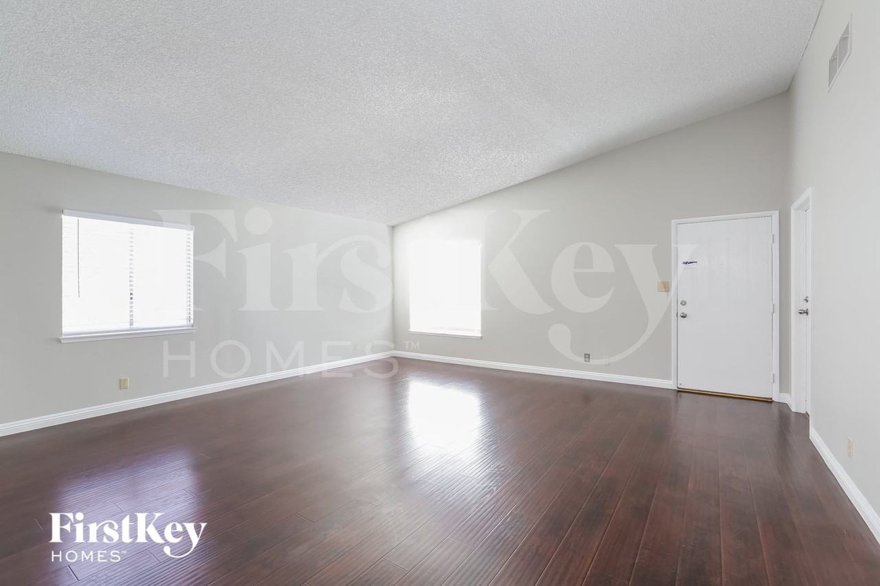 708 Purcell Dr - Photo 3 of 15