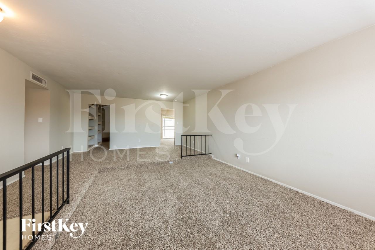 3730 W Hartford Ave - Photo 2 of 19