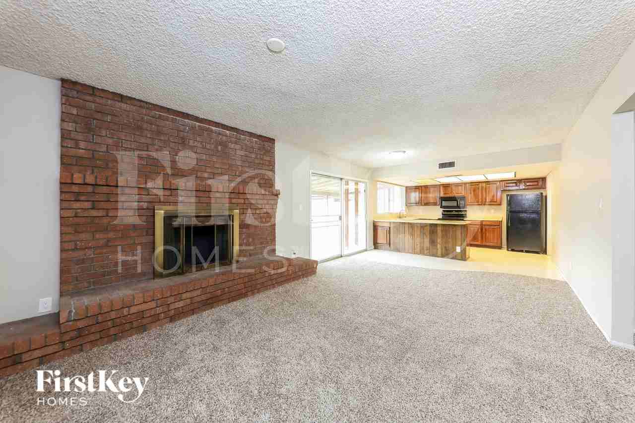 3730 W Hartford Ave - Photo 3 of 19