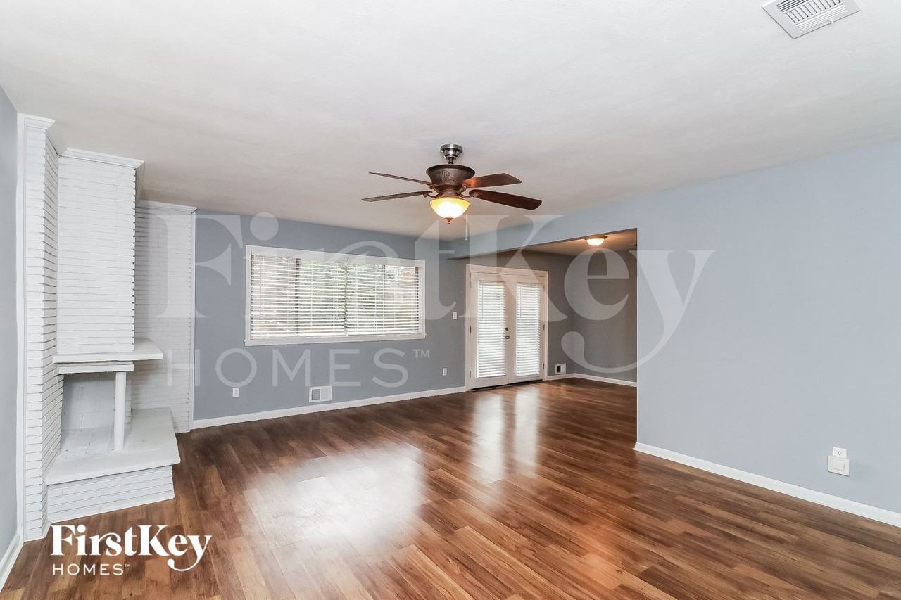 3453 Woods Dr - Photo 2 of 15