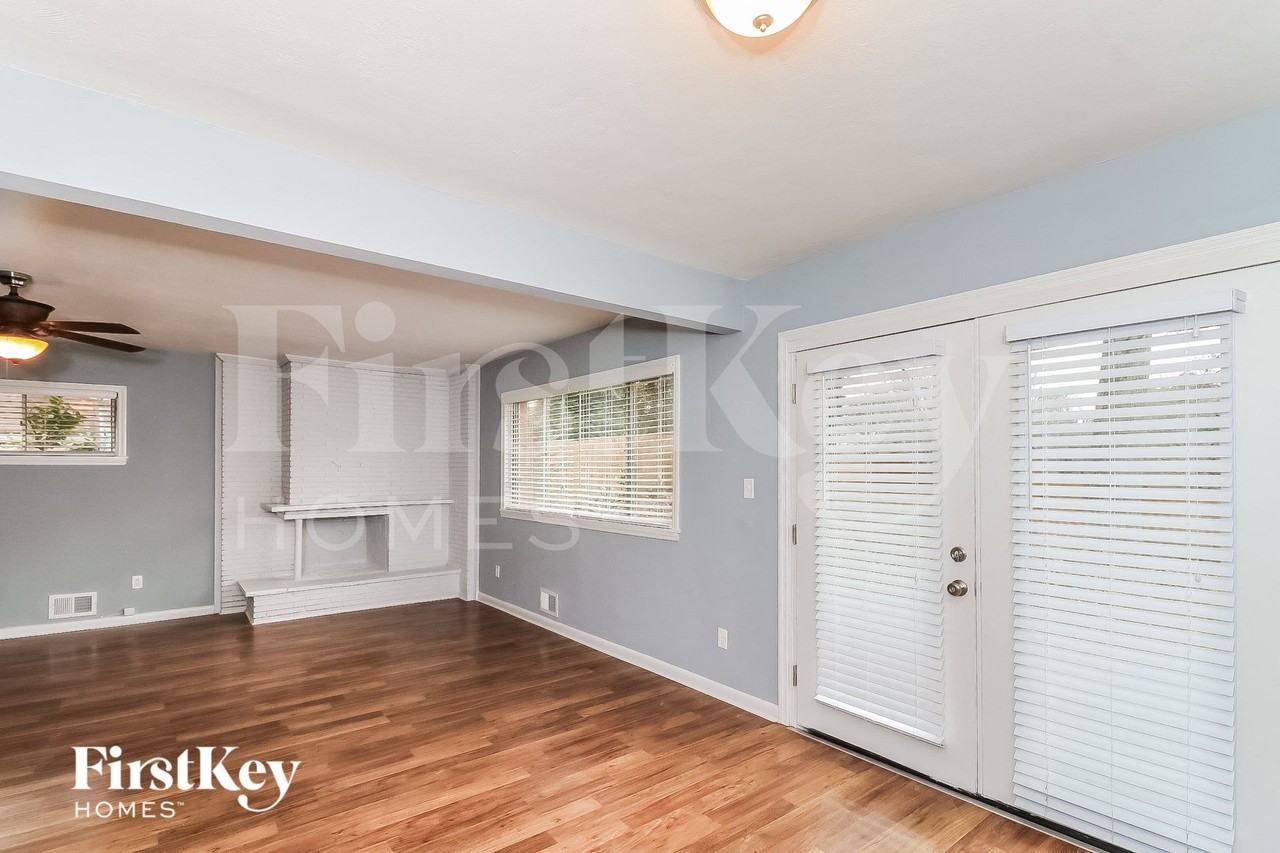 3453 Woods Dr - Photo 3 of 15