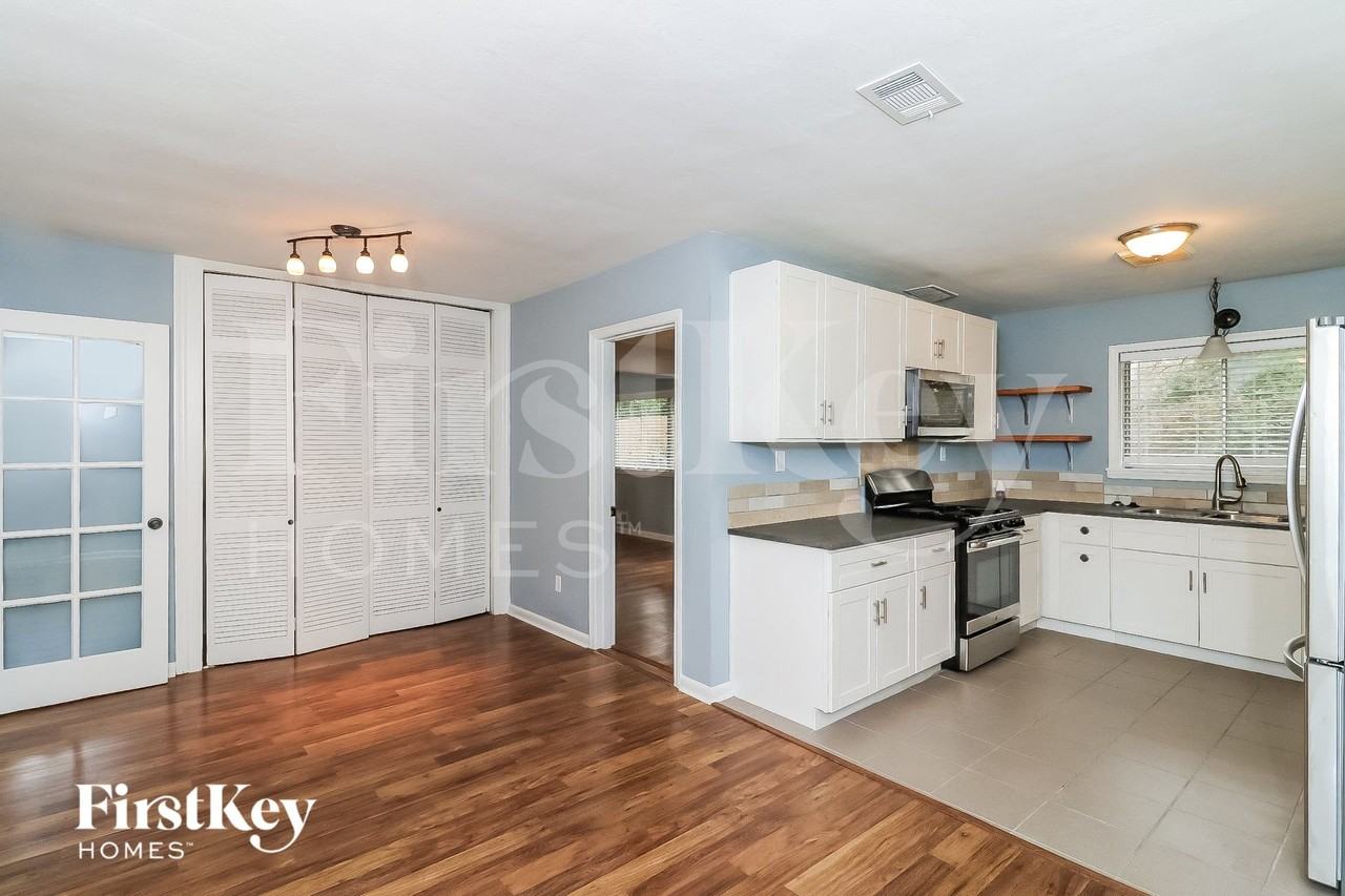 3453 Woods Dr - Photo 4 of 15