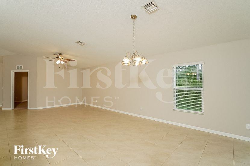 1881 Sw Millikin Ave - Photo 2 of 15