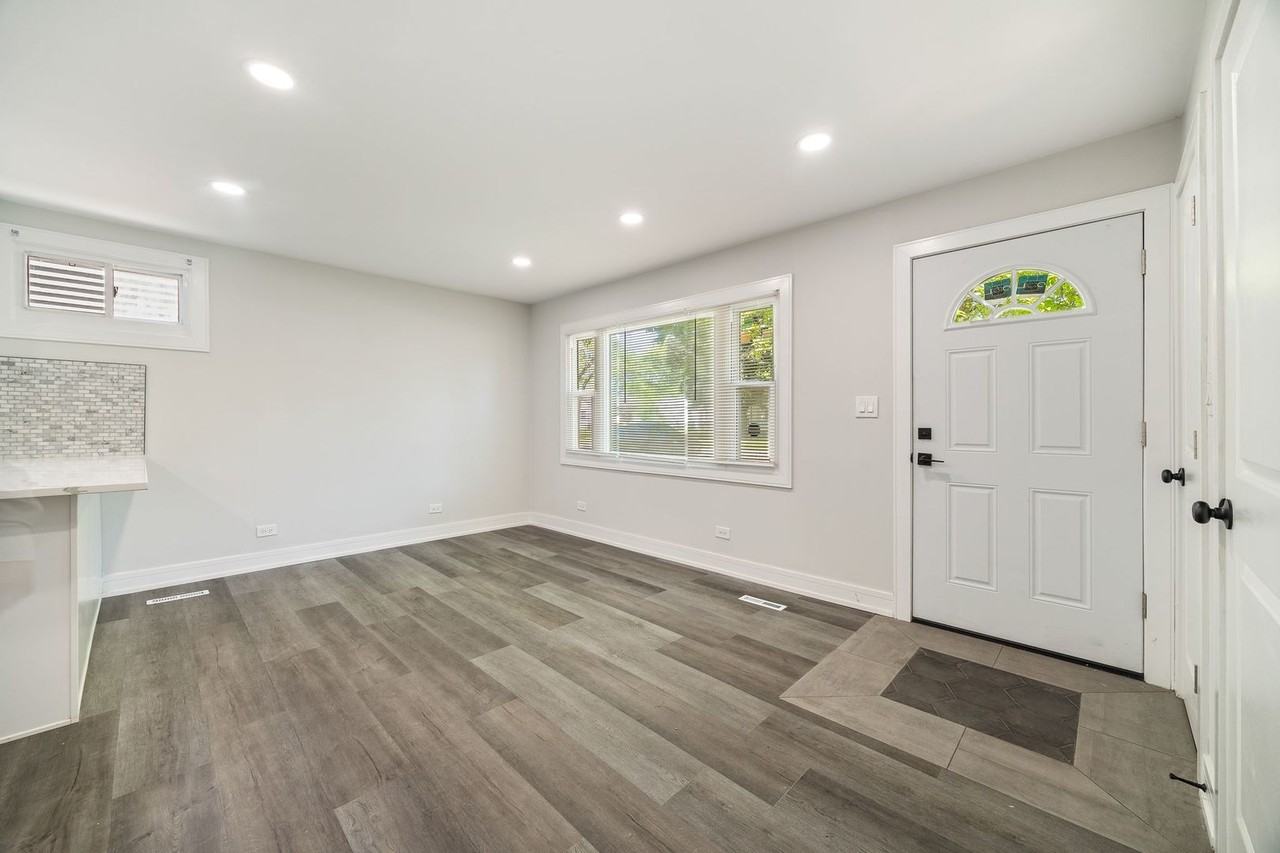 16752 Artesian Ave - Photo 2 of 18