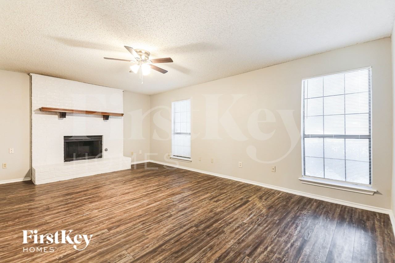 1403 Bradford Pl - Photo 2 of 19