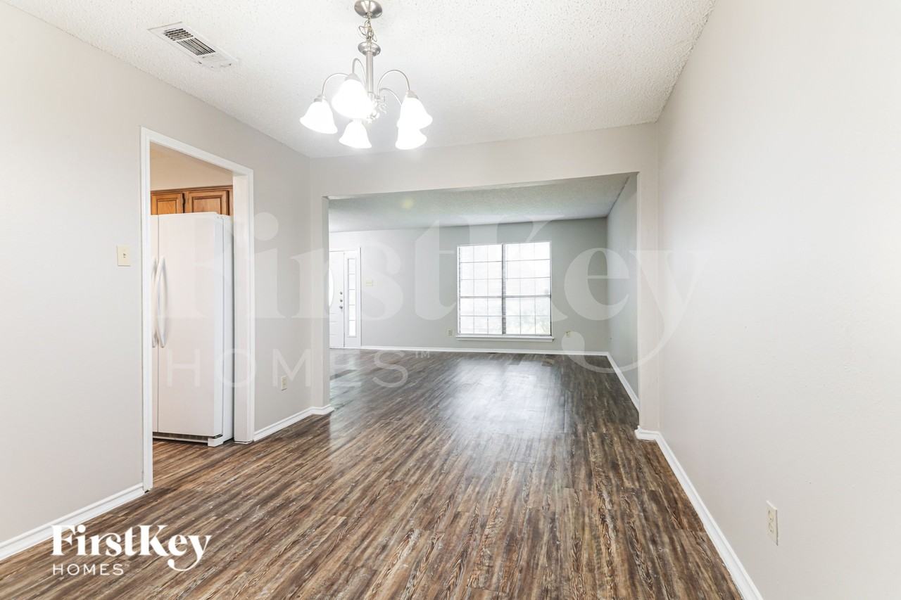 1403 Bradford Pl - Photo 4 of 19