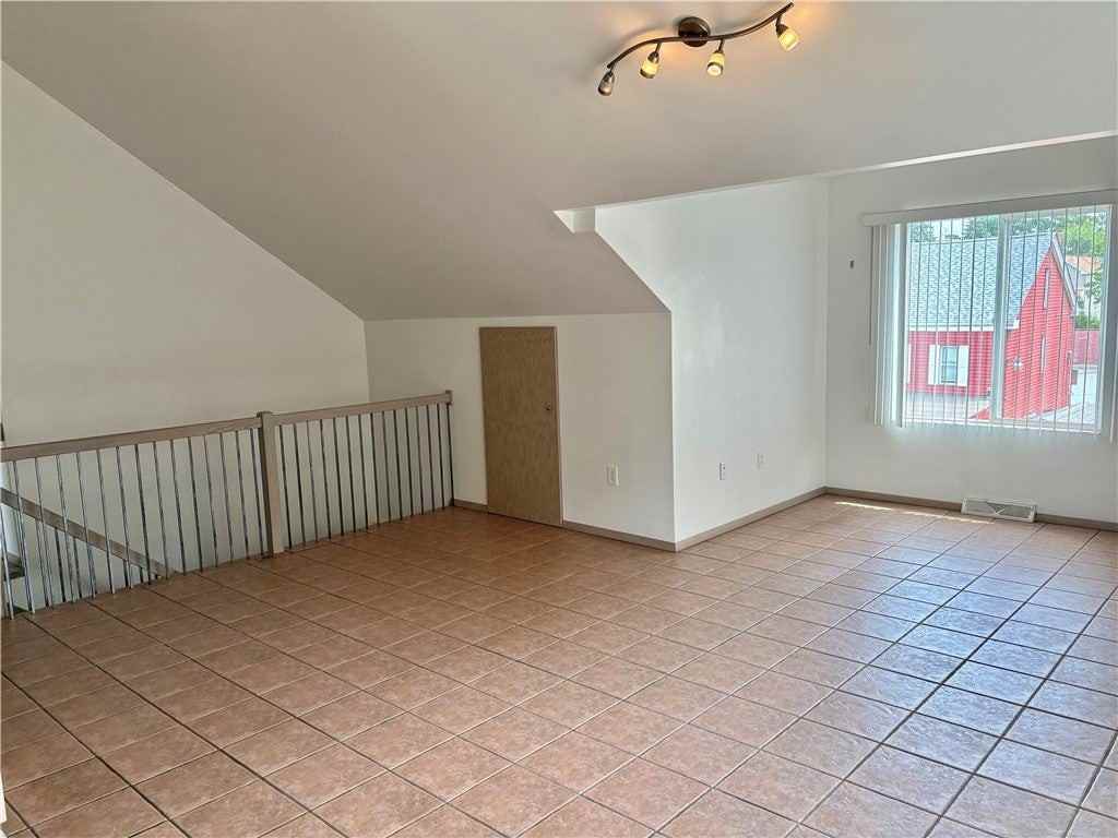 225 Tasso St - Photo 5 of 13