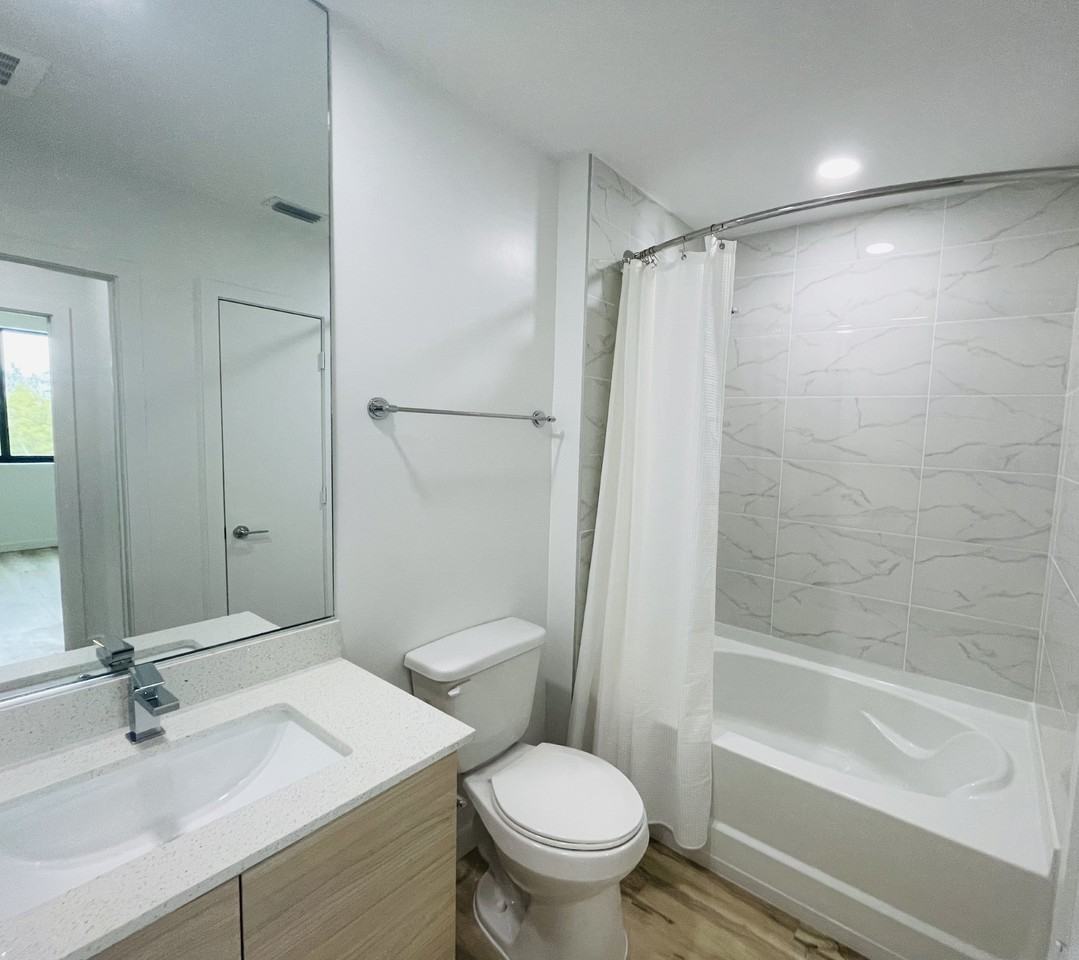 1523 Ne 110th St #209 - Photo 3 of 10