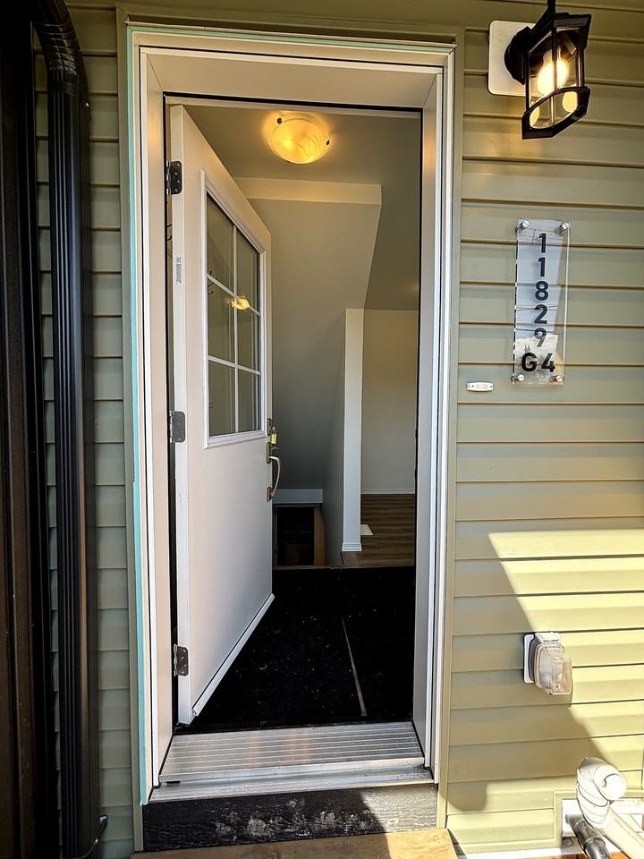 11827 47 St Nw - Photo 2 of 31