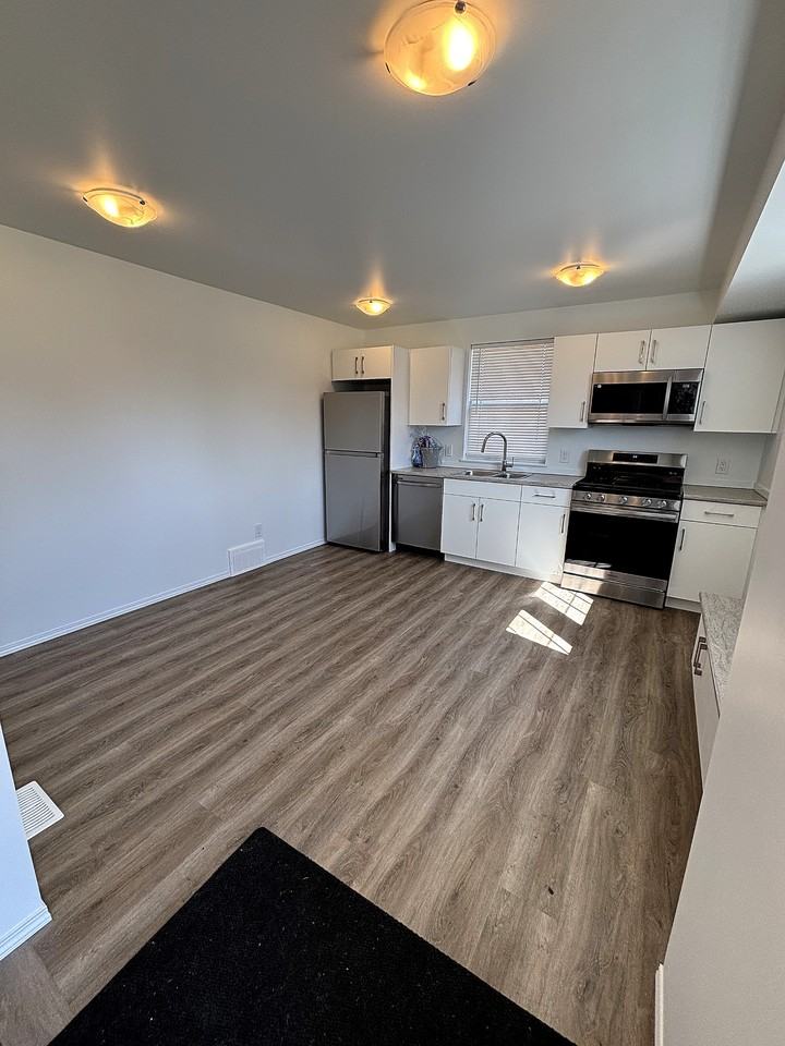 11827 47 St Nw - Photo 3 of 31