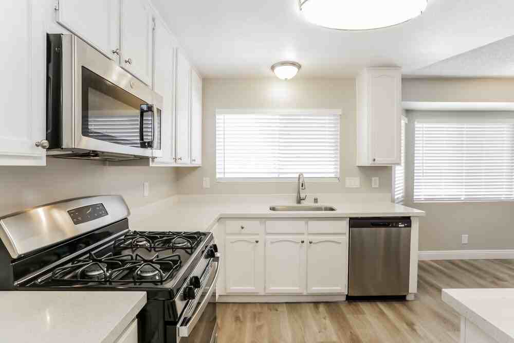 3145 Laurel Ave - Photo 4 of 16