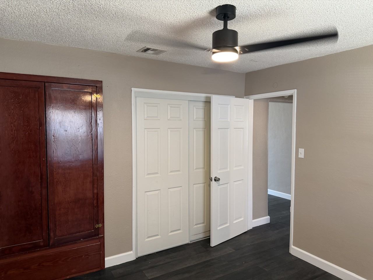 11203 Roswell Ave - Photo 2 of 19