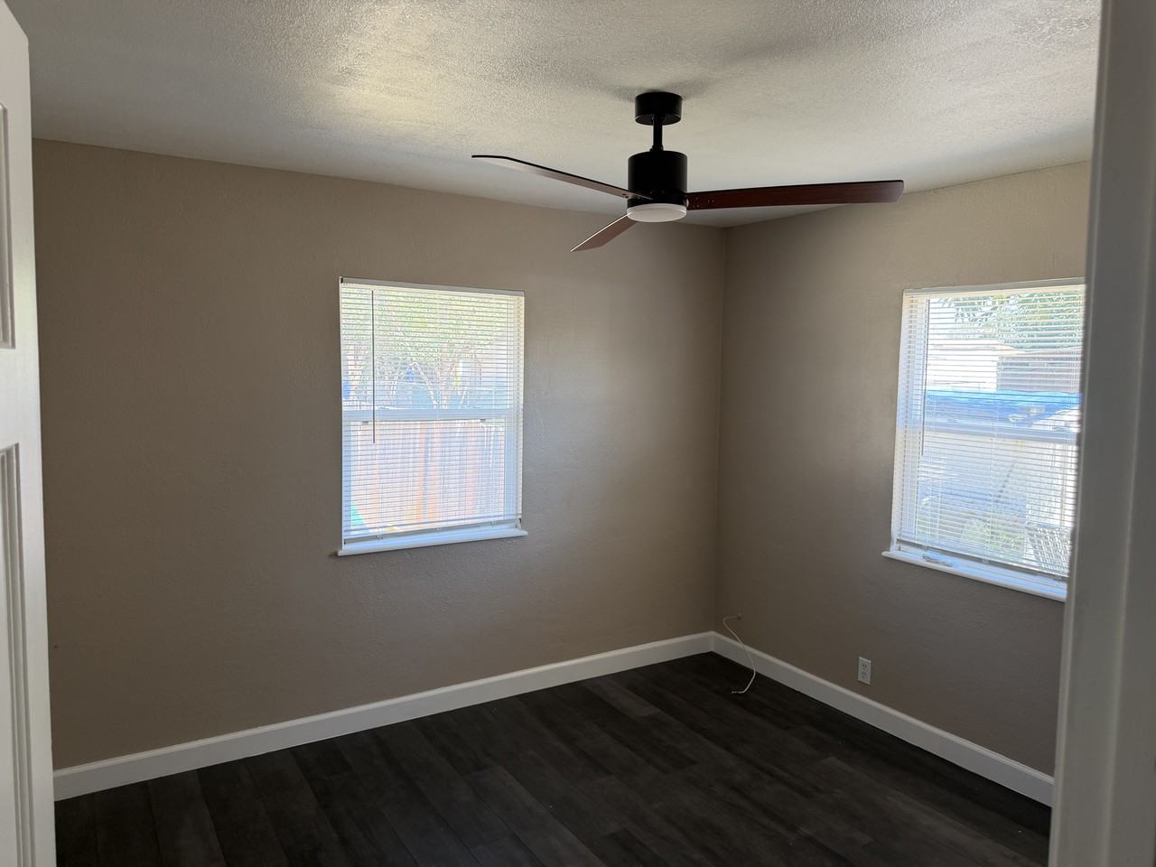 11203 Roswell Ave - Photo 4 of 19