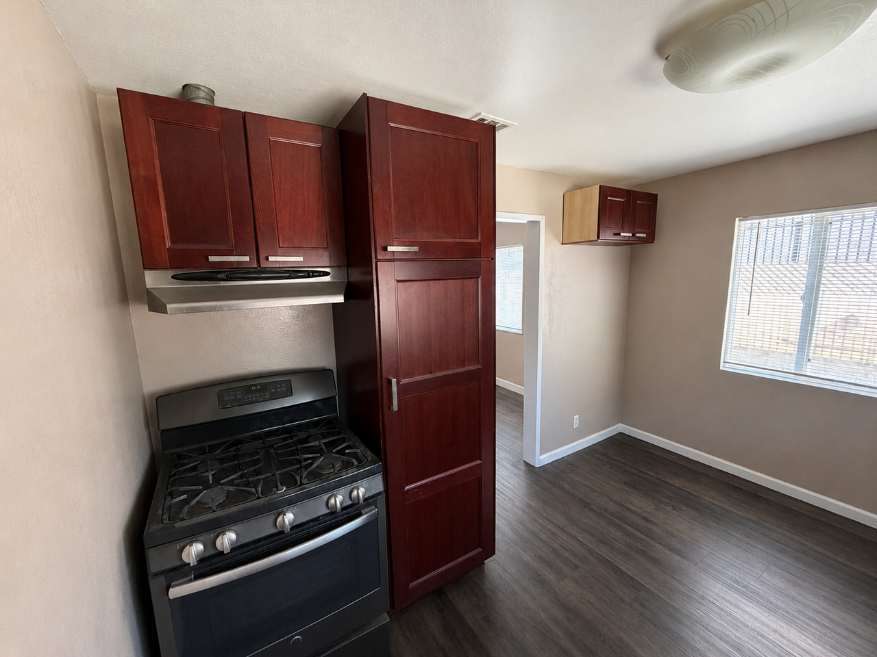 11203 Roswell Ave - Photo 6 of 19