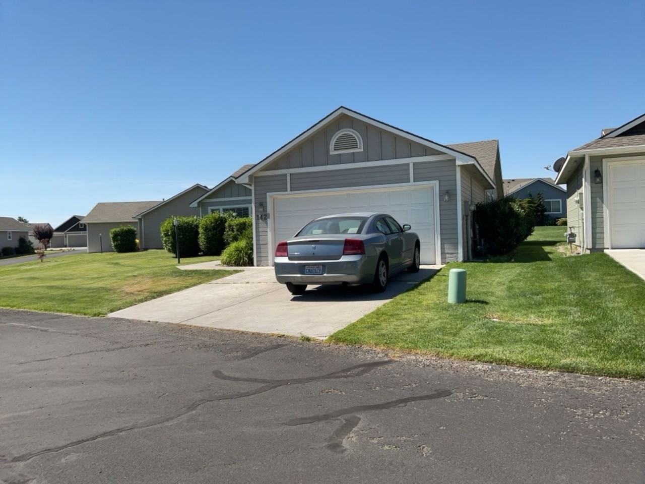 142 Berkshire Ln - Photo 2 of 24
