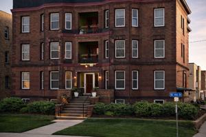 featured image of 806 4th St Se