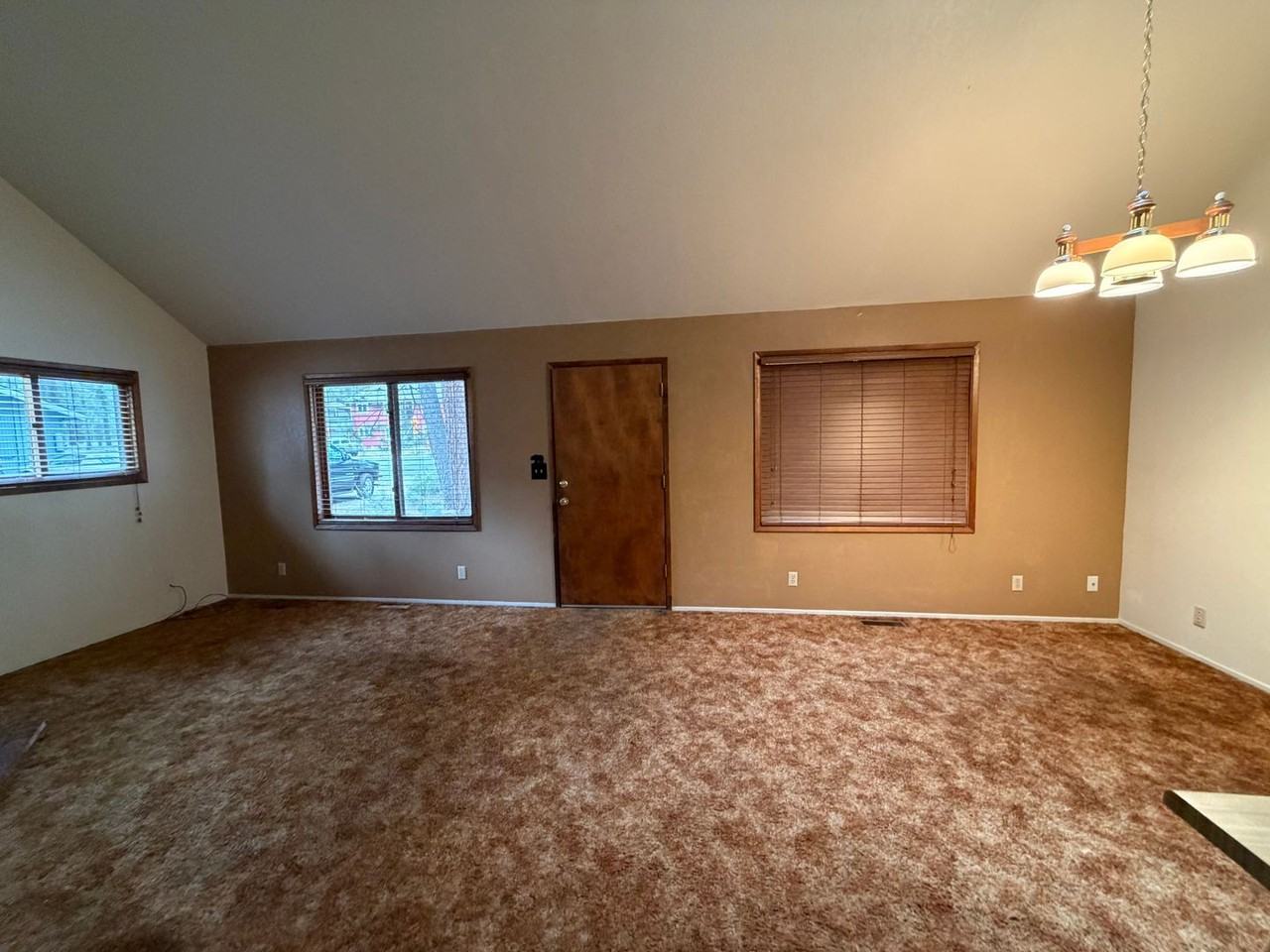 1247 Sierra Blvd - Photo 4 of 14