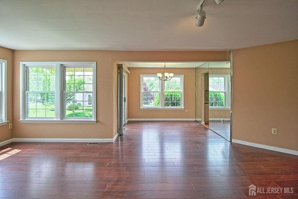 2 Bristol Ct - Photo 4 of 25