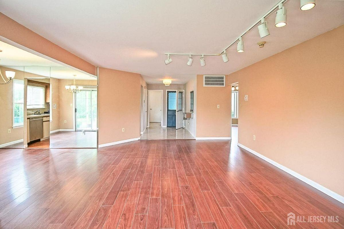 2 Bristol Ct - Photo 5 of 25