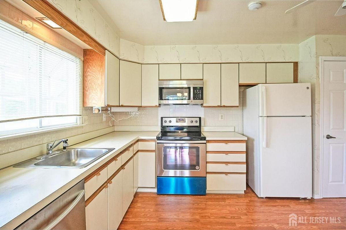 2 Bristol Ct - Photo 6 of 25