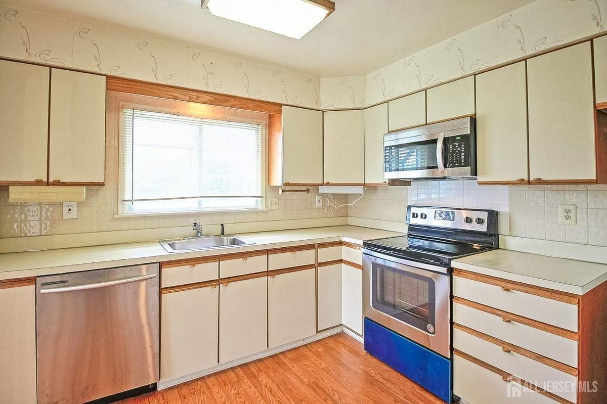 2 Bristol Ct - Photo 7 of 25