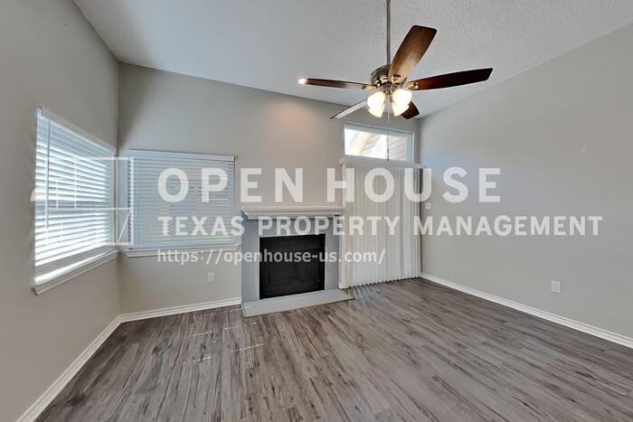 2211 Reverchon Dr - Photo 4 of 21