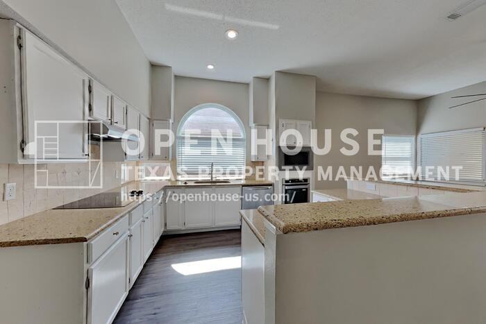 2211 Reverchon Dr - Photo 7 of 21