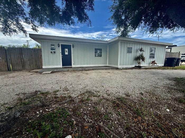 917 E 2nd St - Photo 2 of 18