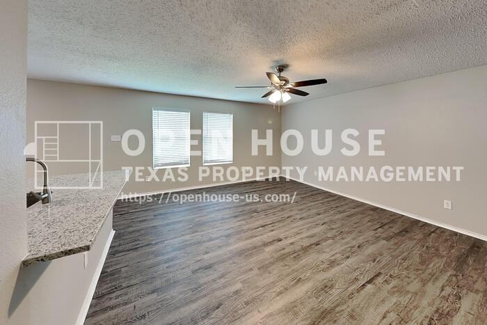 4900 Parkview Hills Ln - Photo 4 of 20
