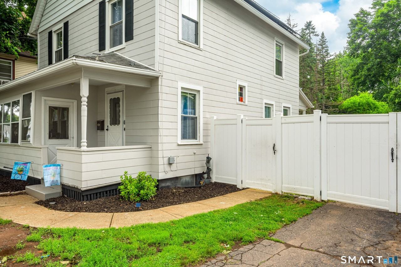 165 Oak St - Photo 4 of 38