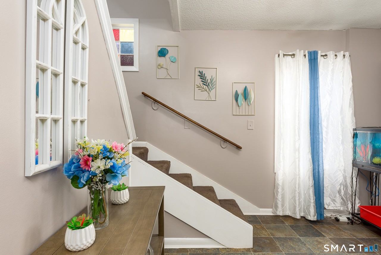 165 Oak St - Photo 5 of 38
