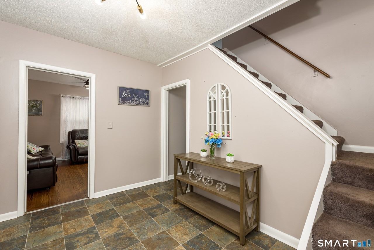 165 Oak St - Photo 7 of 38