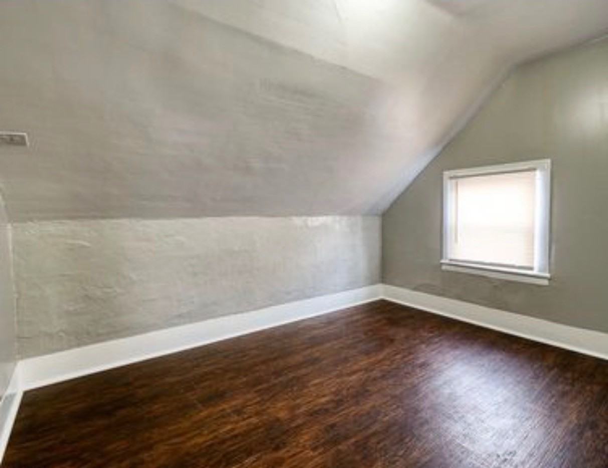 1924 Rowley Ave - Photo 3 of 10