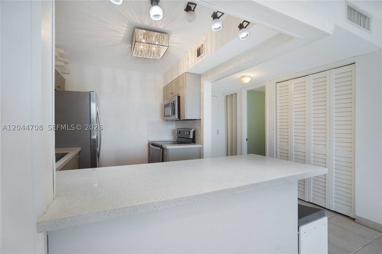 6900 Bay Dr #3H - Photo 3 of 34